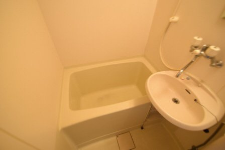 ケントピア本中山Ｄの浴室|浴室内に洗面台付きです