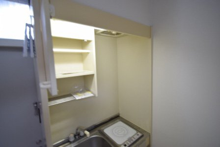 ケントピア本中山Ｄのキッチン|キッチン上に棚付きです