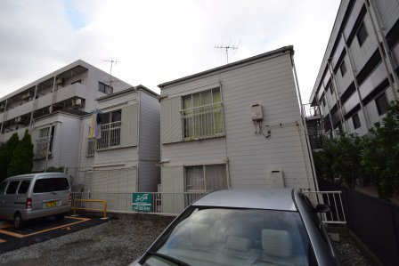 ケントピア本中山Ｄの外観|目の前がコインパーキングなので日当たり良好です。