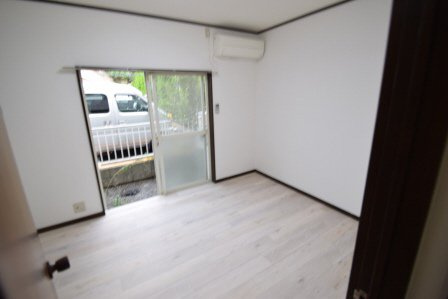 ケントピア本中山Ｄの居間・リビング|エアコン付きです