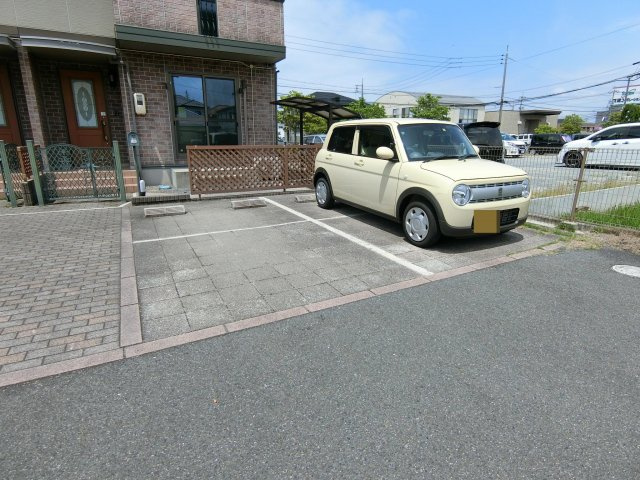 パル カヤクラC棟の駐車場