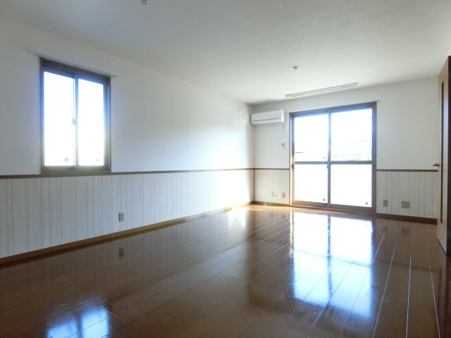 パル カヤクラC棟の居間・リビング|イメージ102号室の写真（反転あり）