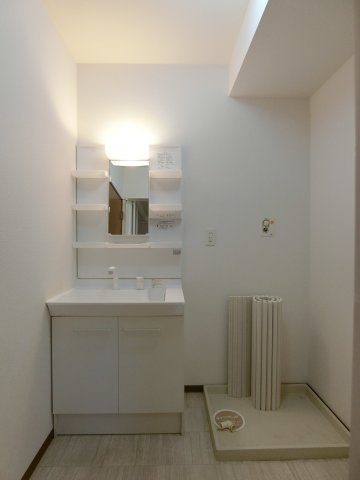 パル カヤクラC棟の洗面所|イメージ102号室の写真（反転あり）