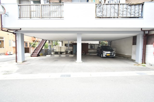 向日市鶏冠井町稲葉戸建の駐車場|2台目駐車場（物件から30ｍ）屋根付き　普通車可