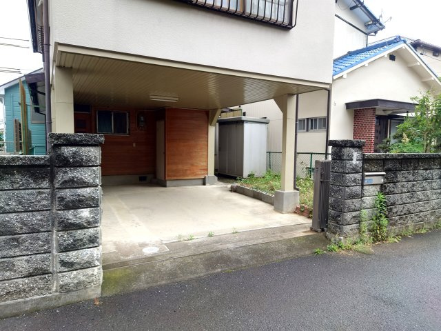 売中古戸建　静岡市清水区港南町の外観|カーポートは普通車でしたら一台分。入口はアコーディオン門扉で開閉できます。鍵を追加すれば一層安心。