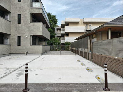 ★敷地内駐車場★（空き状況・使用料等詳細はお問い合わせください）