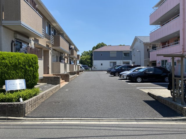 ファミール春日の駐車場
