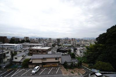 【展望】 | 【上質フルリノベ】パーク・ホームズ古江ウエストコート | 【四季を感じる】
四季の移ろい・爽やかな青空や風を感じられ
自然を愉しめるパノラマビュー。
毎日の暮らしに余裕を感じさせてくれる、
遮る物の無い開放的な眺望を是非、ご堪能ください。