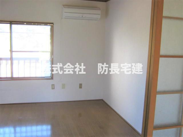 ハイツ宇佐川の洋室|落ち着いた色調の洋室です