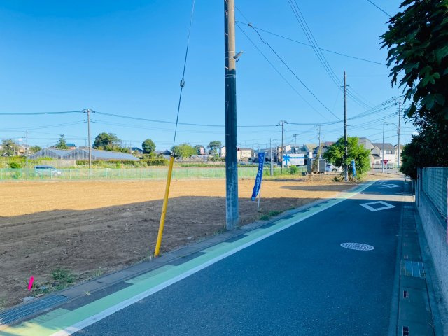 富士見市鶴馬　売地の前面道路含む現地写真|現地（２０２３年8月）撮影　前面道路含む外観写真　西側約４．４ｍ公道    