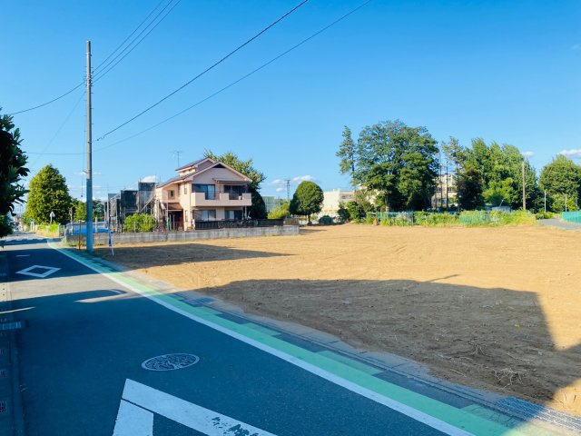 富士見市鶴馬　売地の前面道路含む現地写真|現地（２０２３年８月）撮影　前面道路含む外観写真　西側約4.4ｍ公道に13ｍ以上の接道の為お車の出し入れもラクラクです♪  