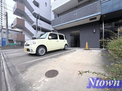 【駐車場】 | プレミアムコート名古屋金山インテルノ | 駐車場に車を止められます