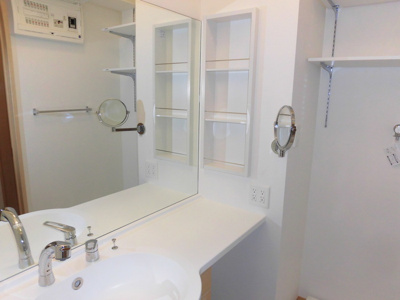 【洗面所】 | レジデンス・セレッソ | ｻﾆﾀﾘｰﾙｰﾑ 大型鏡+拡大鏡付き