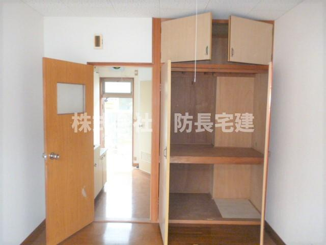 双葉ハイツの収納|収納は開き戸タイプ。上まで使えるので便利です。