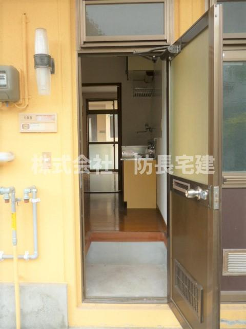 双葉ハイツの玄関|レトロなガラス戸の玄関扉。段差が低いのでご高齢者の方にもオススメ。