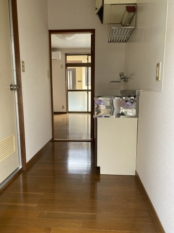 双葉ハイツのキッチン|冷蔵庫を置いても十分な広さがあります。