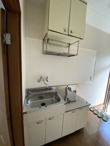 双葉ハイツのキッチン|キッチンの上にも収納が有ります。