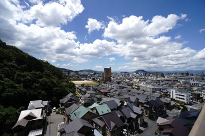 【展望】 | 【上質リフォーム】ヴィラージュ海田緑彩の街東棟10F | 【四季を感じる】
四季の移ろい・爽やかな青空や風を感じられ
自然を愉しめるパノラマビュー。
毎日の暮らしに余裕を感じさせてくれる、
遮る物の無い開放的な眺望を是非、ご堪能ください。