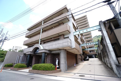 【外観】 | 【上質リフォーム】ヴィラージュ海田緑彩の街東棟10F | 【耐震性】
耐震性の高さを判断するポイントは、
建築確認申請日が1981年6月1日以降の
新耐震基準に適合しているかどうか。
震度６程度の大地震でも
建物が崩壊しないレベルが基準になりました。