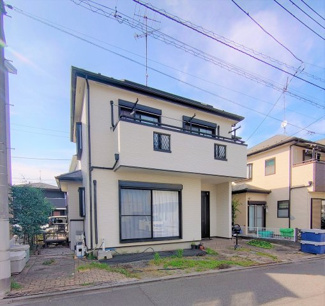 【外観】 | 現地外観です。2001年築、オール電化の一戸建てです。周辺は閑静な住宅街なので、生活環境良好です♪