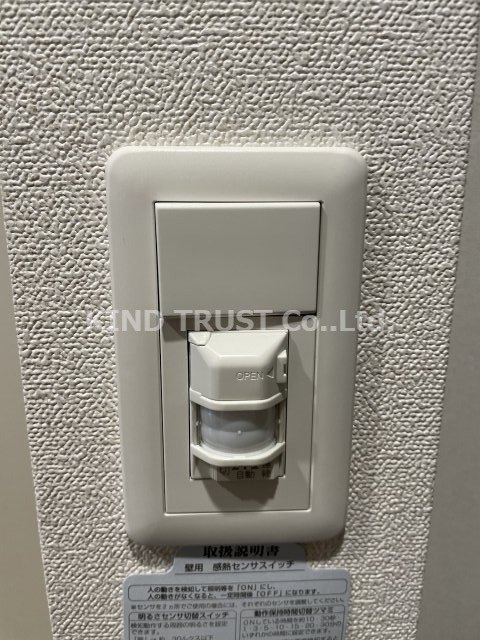 プレサンス天神橋筋六丁目ヴォワールの玄関|便利なセンサーライトです