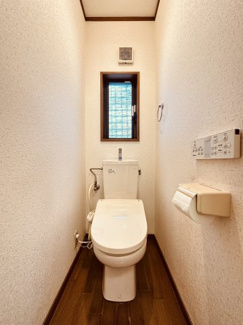 【トイレ】 | 大宮西野山町　中古戸建 | 窓のあるトイレでいつでも清潔な空気に入れ替えできます。もちろん温水洗浄便座♪