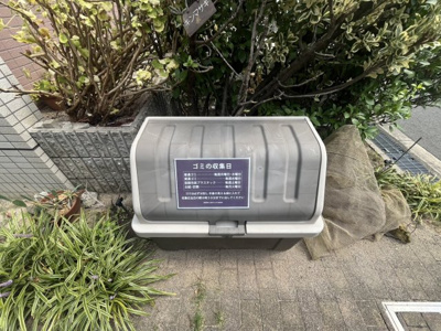 【その他共用部分】 | プレミアウエイブ | ゴミの収集日が記載されているのも良いポイントです