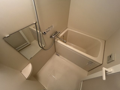 【浴室】 | プレミアウエイブ | 鏡もあり便利なお風呂です