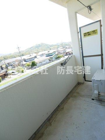 スカイハイツみやびのバルコニー|外からの目が気にならないバルコニーで洗濯物が干せます