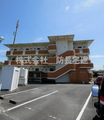 スカイハイツみやびの駐車場|駐車場があるので、車を買う予定の方も安心です