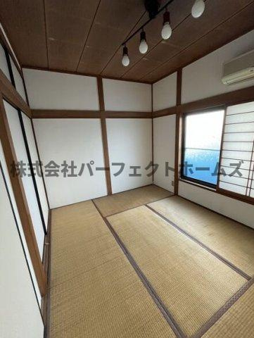 長尾元町7丁目戸建　賃貸の内装|明るい室内です