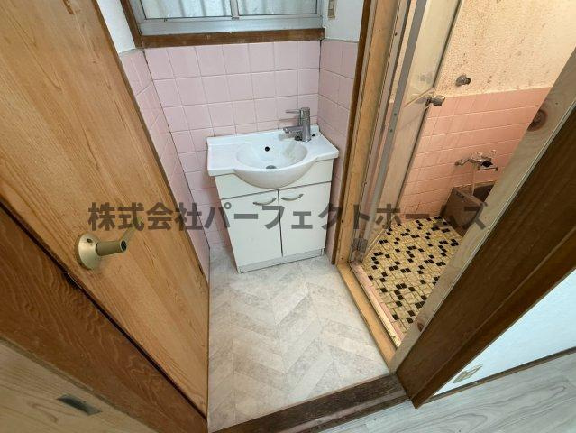 長尾元町7丁目戸建　賃貸の洗面所|コンパクトで使いやすい洗面所