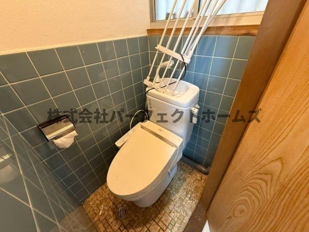 長尾元町7丁目戸建　賃貸のトイレ|落ち着いた色調のトイレです