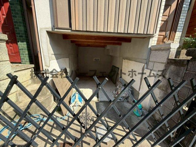 長尾元町7丁目戸建　賃貸の駐車場|車をお持ちの方に嬉しい駐車場付きの物件です