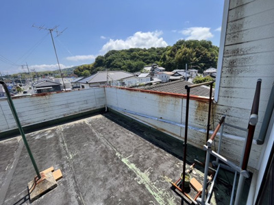【バルコニー】 | 中古戸建　由宇町南2丁目 | バルコニーからの眺めを楽しみながら食事をしませんか。