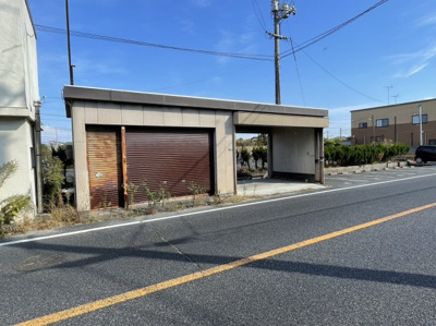 【駐車場】 | 中古戸建　由宇町南2丁目 | 駐車場があります。
車は２台分ほど入ります。