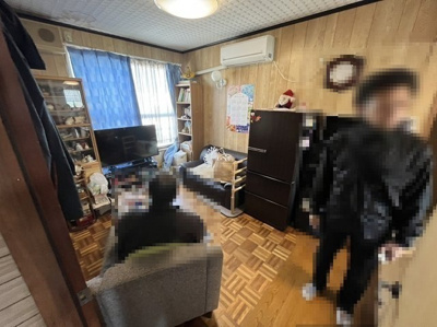 【居間・リビング】 | 中古戸建　由宇町南2丁目 | ゆっくりくつろげるリビングです。
