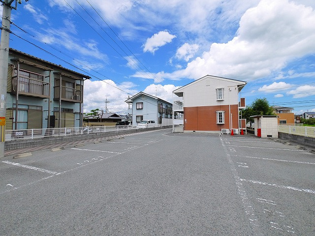 ボナール薬王寺 Ｂの駐車場|車をお持ちの方に嬉しい駐車場付きの物件です