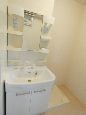 【洗面所】 | グランモアキワラ B棟 | スペースが確保できる洗面所です