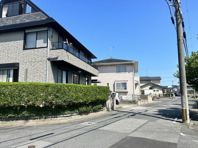 野洲市永原　中古戸建の前面道路含む現地写真