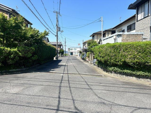 野洲市永原　中古戸建の前面道路含む現地写真