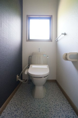 【トイレ】 | 高鈴町５丁目一戸建 | １階トイレ。温水洗浄便座付き。