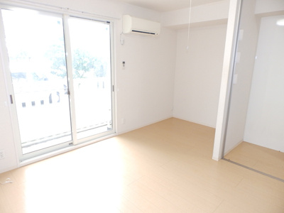 【居間・リビング】 | コンフォートヴィラ 弐番館 | こちらの居間で趣味の時間をお楽しみください