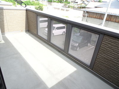 【バルコニー】 | サニーコートA棟 | 外からの目が気にならないバルコニーで洗濯物が干せます