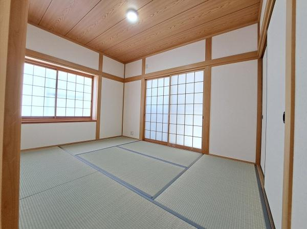 岩出市中島　中古戸建の和室|【和室】
2面採光の明るい6帖の和室