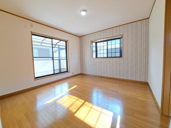 岩出市中島　中古戸建の洋室|【洋室】
納戸付き8帖の洋室です