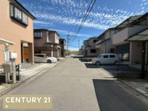 岩出市中島　中古戸建の前面道路含む現地写真