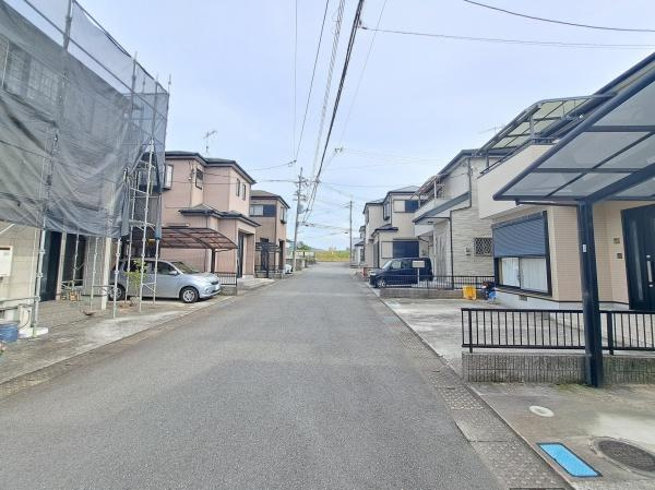 岩出市中島　中古戸建の前面道路含む現地写真|道路幅員広々でラクラク駐車できます♪