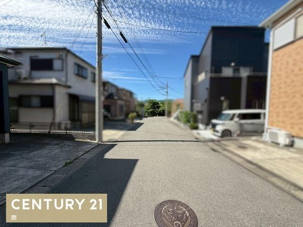 岩出市中島　中古戸建の前面道路含む現地写真