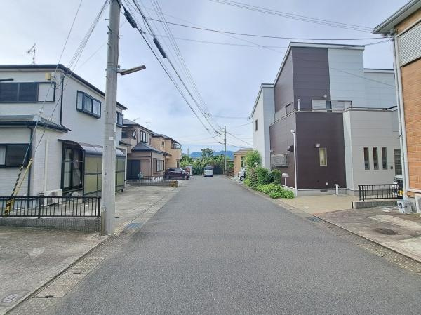 岩出市中島　中古戸建の前面道路含む現地写真|学区の山崎小学校は約2101m（徒歩約26分）、岩出中学校は約3258m（自転車約13分）